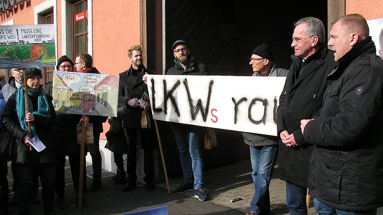 Mit Plakaten empfing der Winterhäuser Arbeitskreis Mobilität CSU-Wahlkämpfer bei ihrer Landkreistour. Bundestagsabgeordneter Paul Lehrieder (Zweiter von rechts) und Landratskandidat Thomas Eberth (rechts) mussten sich kritischen Fragen zu Winterhäuser Verkehrsproblemen stellen. Mit Plakaten empfing der Winterhäuser Arbeitskreis Mobilität CSU-Wahlkämpfer bei ihrer Landkreistour. Bundestagsabgeordneter Paul Lehrieder (Zweiter von rechts) und Landratskandidat Thomas Eberth (rechts) mussten sich kritischen Fragen zu Winterhäuser Verkehrsproblemen stellen.