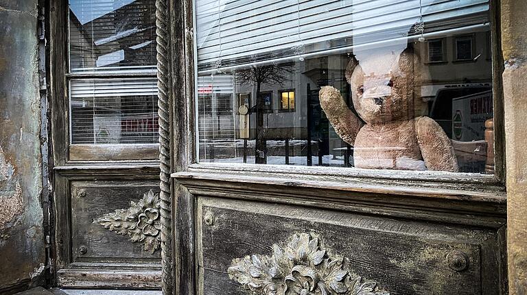 Der Teddy, mit dem alles angefangen hat, war noch kein Panda: Der Bär, den Bernd Ziegler in dem Haus fand, das er gekauft hatte, ist nun sein 'Türsteher'. Der Teddy, mit dem alles angefangen hat, war noch kein Panda: Der Bär, den Bernd Ziegler in dem Haus fand, das er gekauft hatte, ist nun sein 'Türsteher'.