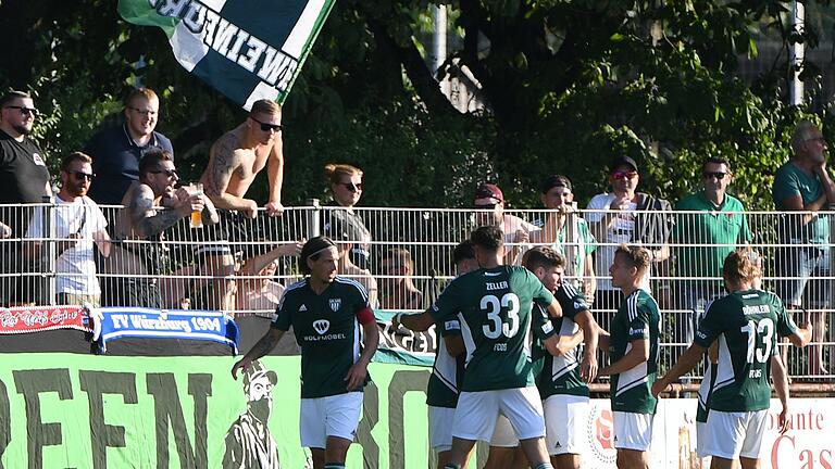 Lange nicht gesehene Einheit mit den Fans: Die Mannschaft des FC 05 Schweinfurt nach dem Treffer von Pascal Moll zum vorentscheidenden 2:0 in Rain. Lange nicht gesehene Einheit mit den Fans: Die Mannschaft des FC 05 Schweinfurt nach dem Treffer von Pascal Moll zum vorentscheidenden 2:0 in Rain.