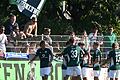 Lange nicht gesehene Einheit mit den Fans: Die Mannschaft des FC 05 Schweinfurt nach dem Treffer von Pascal Moll zum vorentscheidenden 2:0 in Rain.