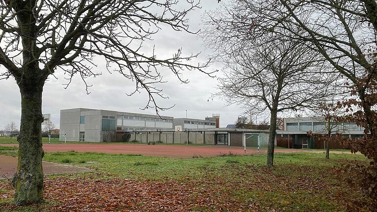 Nach Abriss der leerstehenden Schule in Unterspiesheim wäre dort der beste Standort für den Neubau einer Grundschule für die Gemeinde Kolitzheim, finden die Initiatoren eines Bürgerbegehrens. Dieses wendet sich gegen die Entscheidung des Gemeinderats, die neue Grundschule in Herlheim zu errichten. Nach Abriss der leerstehenden Schule in Unterspiesheim wäre dort der beste Standort für den Neubau einer Grundschule für die Gemeinde Kolitzheim, finden die Initiatoren eines Bürgerbegehrens. Dieses wendet sich gegen die Entscheidung des Gemeinderats, die neue Grundschule in Herlheim zu errichten.
