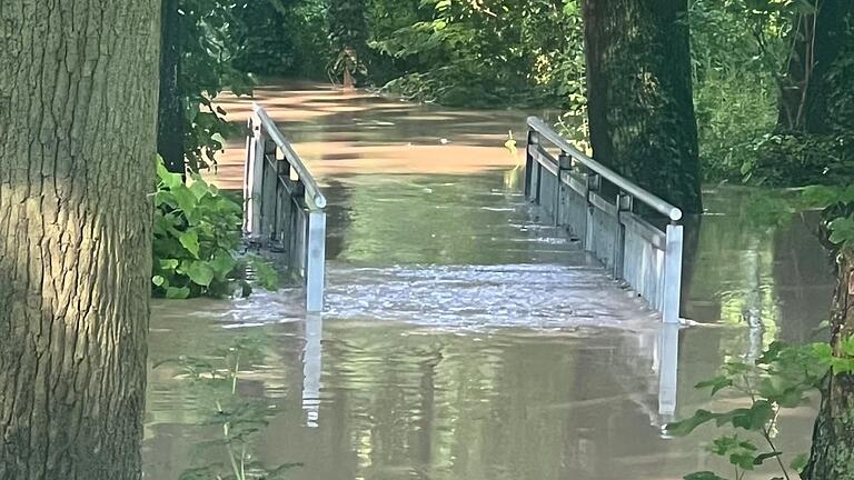 Nach dem Starkregen und Gewittern standen am Sonntag in Volkach einige Bereiche unter Wasser.