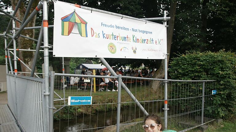 Das kunterbunte Kinderzelt im Siebener-Park gab es auch wieder und zwar dank der Initiative von STadträtin Monika Wiesner, die Spenden vom Obst- und Gartenbauverein, dem Lions club Hammelburg-Bad Brückenau und dem Verein Bad Brückenau hilft dafür ... - Das kunterbunte Kinderzelt im Siebener-Park gab es auch wieder und zwar dank der Initiative von STadträtin Monika Wiesner, die Spenden vom Obst- und Gartenbauverein, dem Lions club Hammelburg-Bad Brückenau und dem Verein Bad Brückenau hilft dafür sammelte. Das kunterbunte Kinderzelt im Siebener-Park gab es auch wieder und zwar dank der Initiative von STadträtin Monika Wiesner, die Spenden vom Obst- und Gartenbauverein, dem Lions club Hammelburg-Bad Brückenau und dem Verein Bad Brückenau hilft dafür ... - Das kunterbunte Kinderzelt im Siebener-Park gab es auch wieder und zwar dank der Initiative von STadträtin Monika Wiesner, die Spenden vom Obst- und Gartenbauverein, dem Lions club Hammelburg-Bad Brückenau und dem Verein Bad Brückenau hilft dafür sammelte.