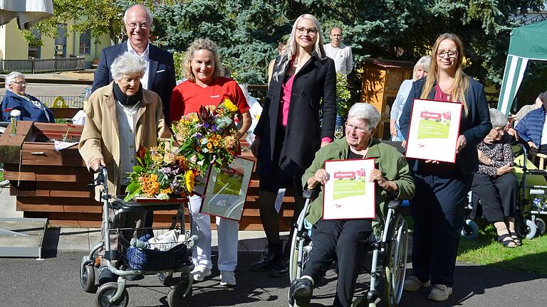 Geschäftsführer Kaspar Pfister (von links) und Viola Maiß, Leiterin des Hauses Mainbogen, gratulierten der ältesten Bewohnerin Antonia Karl und Rosa Glückert, die bereits seit 2015 in der Einrichtung lebt. Michaela Krause hält für sie die Blumen und Franziska Heidrich die Urkunde, die Pfister dem Haus zum zehnjährigen Bestehen überreichte. Geschäftsführer Kaspar Pfister (von links) und Viola Maiß, Leiterin des Hauses Mainbogen, gratulierten der ältesten Bewohnerin Antonia Karl und Rosa Glückert, die bereits seit 2015 in der Einrichtung lebt. Michaela Krause hält für sie die Blumen und Franziska Heidrich die Urkunde, die Pfister dem Haus zum zehnjährigen Bestehen überreichte.