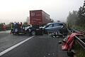 Horrorunfall am Stauende auf der A3 bei Altdorf: Zwei Autos zwischen Lkw zerquetscht       -  Am frühen Samstagmorgen (06.08.2016) endete die Urlaubsfahrt für sieben Personen, auf der A3 zwischen den Anschlussstellen Altdorf/Burgthann und Oberölsbach (Lkr. Nürnberger Land) in Fahrtrichtung Regensburg, in einem absoluten Horrorcrash. Es staut sich, obwohl es noch früh am Tag ist. Vielleicht zu früh für einen Lkw-Fahrer, denn er übersieht das Stauende und schlägt mit voller Fahrt in einen Pkw ein, der auf der rechten Spur steht. Die drei Insassen des in Frankreich zugelassenen Fahrzeugs haben nicht den Hauch einer Überlebenschance, denn durch den Aufprall wird ihr schwarzer VW Passat auf eine Länge von nur noch zwei Metern zusammengestaucht. Im Wagen davor eine vierköpfige Familie aus Reinland-Pfalz. Der Kofferraum vom silbernen Kombi ist nach dem Aufprall nur noch bedingt vorhanden. Auch hier wirken noch große Kräfte auf das Fahrzeug ein und schieben es zusätzlich auf den davor stehenden Slowakischen Lkw. Tote gibt es in diesem Pkw zwar nicht, aber alle vier Insassen wurden durch den Aufprall schwer verletzt und vom Rettungsdienst ins Krankenhaus gebracht. Der Lkw-Fahrer, der das Stauende übersah, wurde bei diesem schrecklichen Unfall nicht verletzt, er erlitt lediglich einen Schock. Foto: NEWS5 / Grundmann