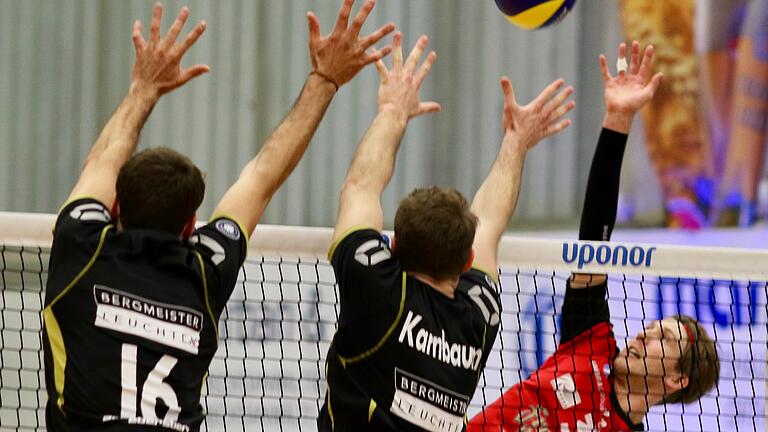Jonny Engel - War vom Grafinger Block nur ganz selten zu stoppen und damit ein Garant für den völlig verdienten 3:1-Heimsieg des VC Eltmann: Jonny Engel (rechts). Jonny Engel - War vom Grafinger Block nur ganz selten zu stoppen und damit ein Garant für den völlig verdienten 3:1-Heimsieg des VC Eltmann: Jonny Engel (rechts).