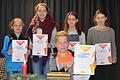 Paul Brückner (sitzend) wird das Franken-Landschulheim beim Regionalentscheid des bundesweiten Vorlesewettbewerbs der 6. Klassen vertreten; hinter ihm (von links): Damla Kiß (6Rb), Johanna Wich-Heiter (6Ra), Emilia Weisensee (6d) und Klara Wolf (6c).