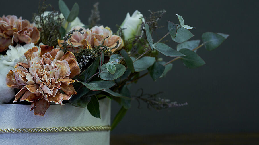 A box with a vintage bouquet on a dark background, selective focus       -  Box with a vintage bouquet on a dark background, selective focus