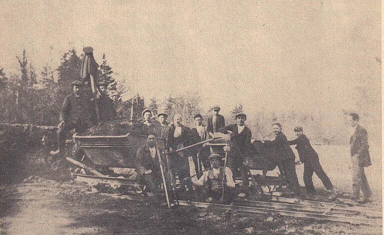 Handarbeit: Mit Pickel und Schaufel bauten die Altvorderen den Fußballplatz auf einem Acker in der Birkenhardt. Handarbeit: Mit Pickel und Schaufel bauten die Altvorderen den Fußballplatz auf einem Acker in der Birkenhardt.