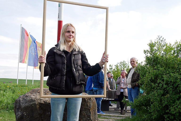 Am Mittelpunkt der Europäischen Union in Gadheim wurden viele Erinnerungsfotos gemacht. Hier lässt sich Lara Novák aus Úrkút für die persönliche EU-Urkunde fotografieren. Am Mittelpunkt der Europäischen Union in Gadheim wurden viele Erinnerungsfotos gemacht. Hier lässt sich Lara Novák aus Úrkút für die persönliche EU-Urkunde fotografieren.