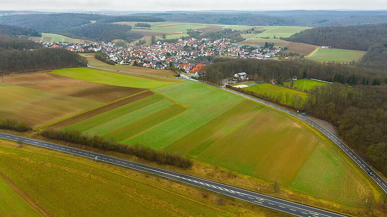 Auf diesem Gelände zwischen den beiden Straßen oberhalb von Üchtelhausen soll ein Gewerbe-, Misch- und Sondergebiet entstehen. Auf diesem Gelände zwischen den beiden Straßen oberhalb von Üchtelhausen soll ein Gewerbe-, Misch- und Sondergebiet entstehen.