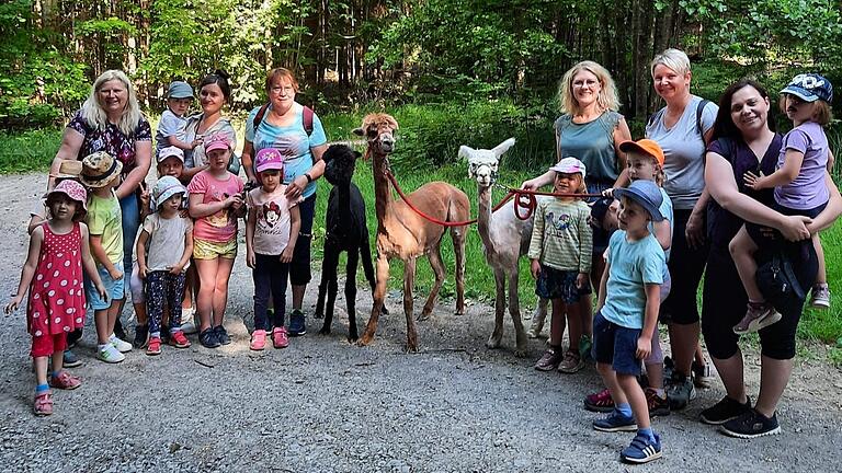 Alle Kinder der Schulvorbereitenden Einrichtung Stockheim mit der Einrichtungsleitung Katharina Nöth und dem gesamten Team. Alle Kinder der Schulvorbereitenden Einrichtung Stockheim mit der Einrichtungsleitung Katharina Nöth und dem gesamten Team.