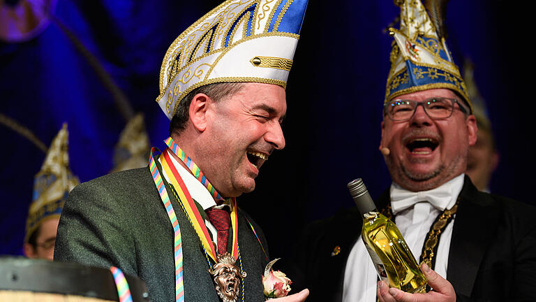 Daniel Peter       -  Hubert Aiwanger spricht am Rosenmontag (04.03.19) bei der Sitzung der Kitzinger Karnevalsgesellschaft (KiKaG e.V.) in der Florian-Geyer-Halle in Kitzingen. Im Rahmen der Sitzung zeichnet die KiKaG den stellvertretenden Ministerpräsidenten der Freien Wähler mit dem sogenannten Schlappmaulorden aus. Die Laudatio hält die ehemalige Landtagspräsidentin und Schlappmaulsordenträgerin Barbara Stamm (CSU).