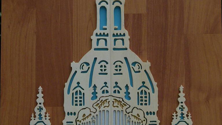 Ein Modell der Dresdener Frauenkirche hat Arnim Waldau gebaut. Rund eine Woche dauerten die Arbeiten mit Laubsäge und Brennstift.Foto: Arnim Waldau       -  Ein Modell der Dresdener Frauenkirche hat Arnim Waldau gebaut. Rund eine Woche dauerten die Arbeiten mit Laubsäge und Brennstift.Foto: Arnim Waldau