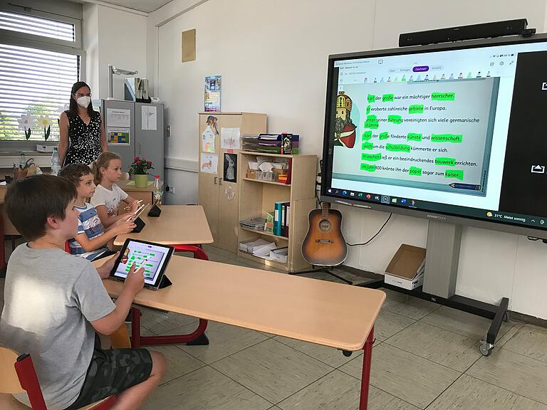 Die iPads sind miteinander vernetzt, so dass mehrere Schülerinnen und Schüler gleichzeitig gemeinsam an einer Aufgabe arbeiten können. Die iPads sind miteinander vernetzt, so dass mehrere Schülerinnen und Schüler gleichzeitig gemeinsam an einer Aufgabe arbeiten können.