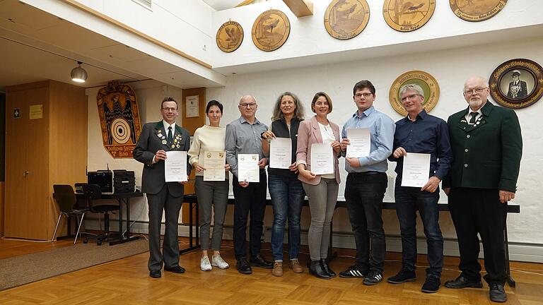 Die Geehrten von links: 1. Schützenmeister Alexander Schäflein, Damenleiterin Karoline Kimmel, 2. Schützenmeister Armin Werner, Kassiererin Nicole Arleth, Schriftführerin Tatjana Helmschrott, stellvertretender Schützenmeister Moritz Feustel, 2. Sportleiter Dieter Müller, 1. Gauschützenmeister Norbert Mahr. Die Geehrten von links: 1. Schützenmeister Alexander Schäflein, Damenleiterin Karoline Kimmel, 2. Schützenmeister Armin Werner, Kassiererin Nicole Arleth, Schriftführerin Tatjana Helmschrott, stellvertretender Schützenmeister Moritz Feustel, 2. Sportleiter Dieter Müller, 1. Gauschützenmeister Norbert Mahr.