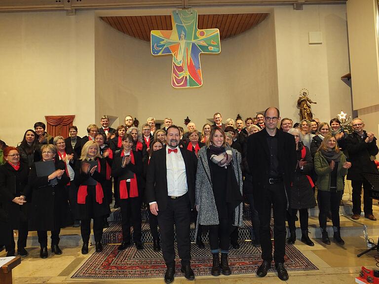 Alle Akteure des Gelchsheimer Dreikönigskonzerts mit (vorne von links): Oliver Hummel, Frederike Faust und Andreas Gloos Alle Akteure des Gelchsheimer Dreikönigskonzerts mit (vorne von links): Oliver Hummel, Frederike Faust und Andreas Gloos