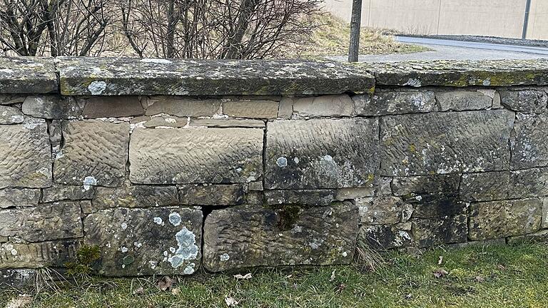 Die Mauer im Friedhof von Alsleben muss dringend saniert werden. Die Kosten werden mit rund 13.000 Euro beziffert. Die Mauer im Friedhof von Alsleben muss dringend saniert werden. Die Kosten werden mit rund 13.000 Euro beziffert.