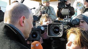 Viel gefragt, gefilmt und fotografiert:       -  Viel gefragt, gefilmt und fotografiert: Bundesverkehrsminister Wolfgang
Tiefensee.