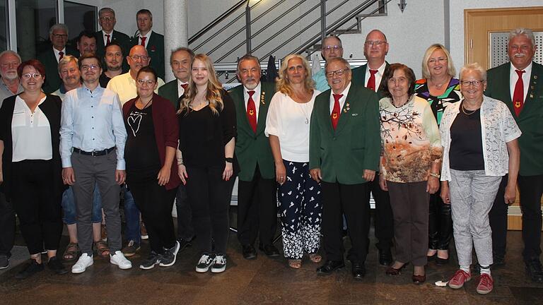 Eine Reihe von Ehrungen gab es in der Jahreshauptversammlung des Großlangheimer Gesangvereins am Samstagabend im Kulturhaus. Die Gruppenvorsitzende Elke Kuhn (Dritte von rechts) und der Vereinsvorsitzende Thomas Sterk (fünfter von rechts) verteilten Urkunden, Anstecknadeln und Blumensträuße