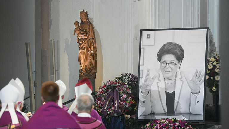 Zahlreiche geladene Gäste aus Politik und Gesellschaft kommen am Freitag 14.10.22 zur Trauerfeier von Barbara Stamm in den Dom in Würzburg.