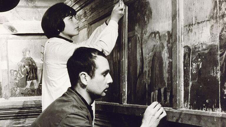 Britta und Peter R. Pracher 1966 bei der Arbeit – am Emporengemälde der evangelisch-lutherischen Pfarrkirche in Rügheim. Britta und Peter R. Pracher 1966 bei der Arbeit – am Emporengemälde der evangelisch-lutherischen Pfarrkirche in Rügheim.