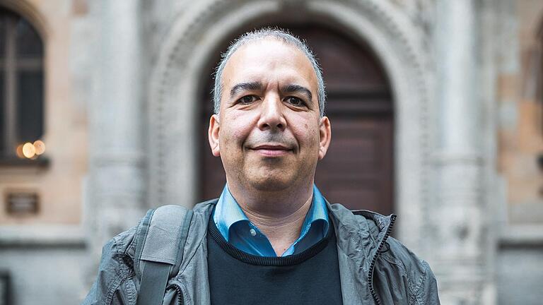 Arman Behdjati-Lindner ist in Deutschland geboren, seine Eltern kamen&nbsp;1958 aus dem Iran in die Bundesrepublik.&nbsp;