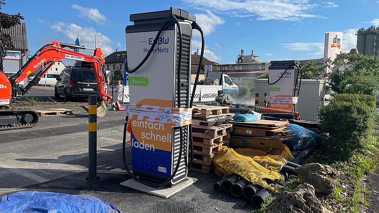EnBW stellt zwei Ladesäulen mit insgesamt vier Ladepunkten auf dem DM-Parkplatz an der Ortsdurchfahrt Karlstadt auf. EnBW stellt zwei Ladesäulen mit insgesamt vier Ladepunkten auf dem DM-Parkplatz an der Ortsdurchfahrt Karlstadt auf.