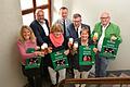 Im Sudhaus der Oechsner-Brauerei, das zum Oechsner-Stüble führt, stoßen an auf die Herbstimpressionen (von links): Arlena Ridler (Tourist-Info), Landrat Thomas Eberth, Maria Kerber (Spitalverein), Bürgermeister Peter Juks,&nbsp; MdL Volkmar Halbleib, Vorsitzende Renate Lindner und Brauereichef Dietrich Oechsner.