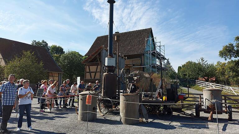 Bei strahlendem Sonnenschein kamen zahlreiche Besucherinnen und Besucher zum Kartoffelfest in das Freilandmuseum Fladungen, wo sie verschiedene Angebote nutzen konnten. Bei strahlendem Sonnenschein kamen zahlreiche Besucherinnen und Besucher zum Kartoffelfest in das Freilandmuseum Fladungen, wo sie verschiedene Angebote nutzen konnten.
