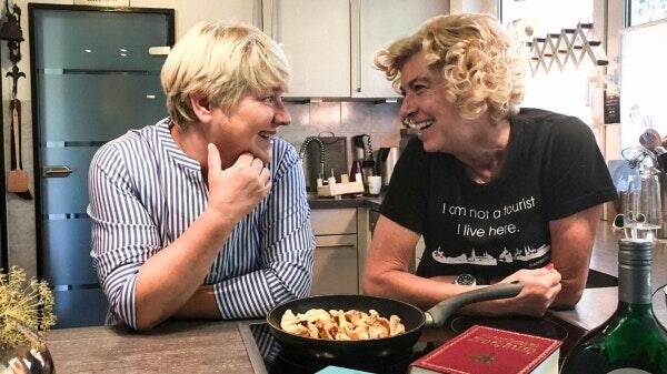 Mit ihren Online-Kochabenden entwickelte Barbara Baumann (links) vom gleichnamigen Weingut aus Handthal ein Konzept, um den Teilnehmern während der Corona-Zeit ein Stück Weinerlebnis, Genuss und Gesellschaft bieten zu können. Im Bild gemeinsam mit Buchautorin Heike Mallad aus Bamberg .