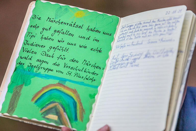 Nur Dinge aus dem Wald wurden verwendet und mit sehr viel Liebe und Fantasie kunstvoll zusammengebaut und im Wald arrangiert. Die Einträge im Gästebuch belegen, dass es Groß und Klein gefällt.