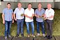 Bürgermeister Thomas Bruckmüller (von links, Wollbach), Bürgermeister Ansgar Zimmer (Heustreu), Andreas Türk, Markus Werner und Landrat Thomas Habermann inspizieren die Johanniskraut-Ernte.