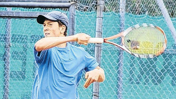 Spiel, Sport & Spaß standen im Mittelpunkt beim Jubiläumsfest des TC Erlabrunn anlässlich des 30-jährigen Bestehens der Tennisabteilung. Auf dem linken Foto ist der kleine Silvio mit viel Eifer beim Schnuppertraining zu sehen. Schwimm-Weltmeister Thomas Lurz (Mitte) überraschte im Promi-Match mit einer ungewöhnlichen Rückhandtechnik. René Rügamer aus Zell (rechts), Regionalligaspieler von WB Würzburg, zeigte im Showmatch wie sein Gegner, TCE-Trainer Martin Hausmann, eine klasse Leistung. Beide begeisterten das Publikum mit tollen Ballwechseln. Spiel, Sport & Spaß standen im Mittelpunkt beim Jubiläumsfest des TC Erlabrunn anlässlich des 30-jährigen Bestehens der Tennisabteilung. Auf dem linken Foto ist der kleine Silvio mit viel Eifer beim Schnuppertraining zu sehen. Schwimm-Weltmeister Thomas Lurz (Mitte) überraschte im Promi-Match mit einer ungewöhnlichen Rückhandtechnik. René Rügamer aus Zell (rechts), Regionalligaspieler von WB Würzburg, zeigte im Showmatch wie sein Gegner, TCE-Trainer Martin Hausmann, eine klasse Leistung. Beide begeisterten das Publikum mit tollen Ballwechseln.