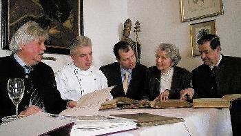 Alte Fotos anschauen und Schmökern - Alte Fotos anschauen und Schmökern in Gästebüchern: Regina Erhard, die angeheiratete Nichte des früheren
Kanzlers der Republik, fand im Zehntkeller einige Spuren ihres berühmten Verwandten. Umrahmt wird sie (von
links) vom Journalisten Elmar Markwart, dem Koch Werner Düring sowie ihren Gastgebern Frank Erhard und
Heinrich Seufert vom Zehntkeller. Alte Fotos anschauen und Schmökern - Alte Fotos anschauen und Schmökern in Gästebüchern: Regina Erhard, die angeheiratete Nichte des früheren
Kanzlers der Republik, fand im Zehntkeller einige Spuren ihres berühmten Verwandten. Umrahmt wird sie (von
links) vom Journalisten Elmar Markwart, dem Koch Werner Düring sowie ihren Gastgebern Frank Erhard und
Heinrich Seufert vom Zehntkeller.