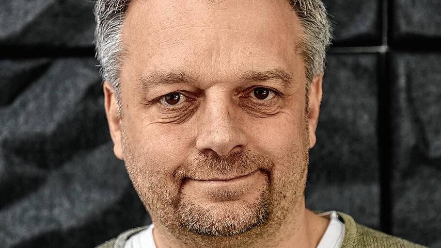 Lügen erkennen - Empfindet der Gesprächspartner Verachtung, verfestigt sich einer der Mundwinkel und zieht nach innen (im Bild auf der rechten Seite). Lügen erkennen - Empfindet der Gesprächspartner Verachtung, verfestigt sich einer der Mundwinkel und zieht nach innen (im Bild auf der rechten Seite).