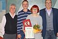 Ehrungen beim Kleingartenverein. Unser Bild zeigt (v.r.): Vorsitzender Konrad Benkert, Auguste Gößmann (40 Jahre), Schriftführer Jürgen Pöhlmann, Revisor Alexander Lies.