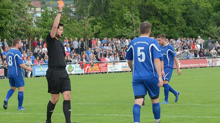Kartenspiel: Hier erwischt es den Duttenbrunner David Bauer (rechts), den Referee Felix Meding nach einer Notbremse vom Feld schickt.