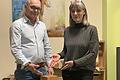 Thea Keßler und Bernhard Gössmann-Schmitt weisen auf den leeren Sockel hin.  Foto: Jacqueline Vera Edgü-Mihm       -  Thea Keßler und Bernhard Gössmann-Schmitt weisen auf den leeren Sockel hin.  Foto: Jacqueline Vera Edgü-Mihm
