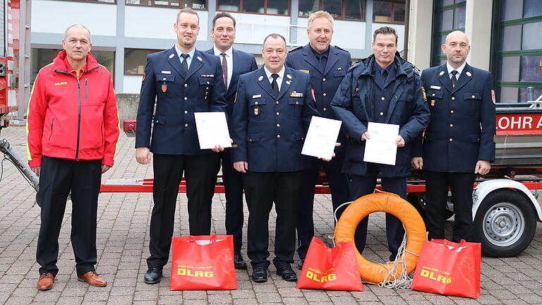Für die Rettung einer Frau aus dem Main erhielten zwei Feuerwehrleute und ein Polizist die Leistungsnadel der Deutschen Lebensrettungsgesellschaft (DLRG). Das Bild zeigt (von links): Armin Sandner von der DLRG, Sebastian Mademann, Bürgermeister Mario Paul, Harald Merz, Lohrs Polizeichef Wolfgang Remelka, Volker Fischer und Kreisbrandrat Florian List.