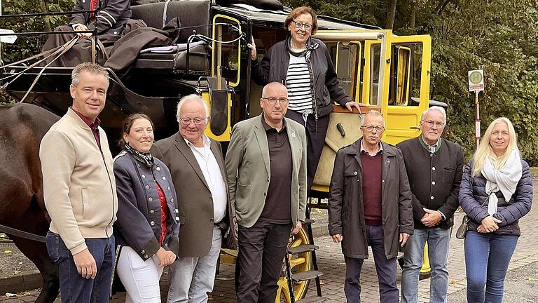 Freuen sich über eine überaus erfolgreiche Saison: v.l. Thomas Beck, Kur-u. Fremdenverkehrsverein Bad Bocklet, Postillion Paulina Klöffel, Pferdewirt Hans Körner, Bürgermeister Andreas Sandwall Bad Bocklet, Ehrengast Bezirksrätin Karin Renner, ste... - Freuen sich über eine überaus erfolgreiche Saison: v.l. Thomas Beck, Kur-u. Fremdenverkehrsverein Bad Bocklet, Postillion Paulina Klöffel, Pferdewirt Hans Körner, Bürgermeister Andreas Sandwall Bad Bocklet, Ehrengast Bezirksrätin Karin Renner, stellvertr. Landrat Emil Müller, Vereinsvorsitzender, Dritter Bürgermeister Stadt Bad Kissingen, Thomas Leiner. Leiterin Museen Schloss Aschach, Josefine Glöckner. Freuen sich über eine überaus erfolgreiche Saison: v.l. Thomas Beck, Kur-u. Fremdenverkehrsverein Bad Bocklet, Postillion Paulina Klöffel, Pferdewirt Hans Körner, Bürgermeister Andreas Sandwall Bad Bocklet, Ehrengast Bezirksrätin Karin Renner, ste... - Freuen sich über eine überaus erfolgreiche Saison: v.l. Thomas Beck, Kur-u. Fremdenverkehrsverein Bad Bocklet, Postillion Paulina Klöffel, Pferdewirt Hans Körner, Bürgermeister Andreas Sandwall Bad Bocklet, Ehrengast Bezirksrätin Karin Renner, stellvertr. Landrat Emil Müller, Vereinsvorsitzender, Dritter Bürgermeister Stadt Bad Kissingen, Thomas Leiner. Leiterin Museen Schloss Aschach, Josefine Glöckner.