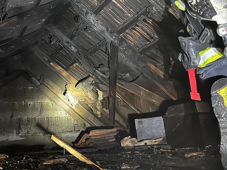 Der Spitzboden des Wohnhauses wurde bei dem Feuer stark in Mitleidenschaft gezogen. Der Spitzboden des Wohnhauses wurde bei dem Feuer stark in Mitleidenschaft gezogen.