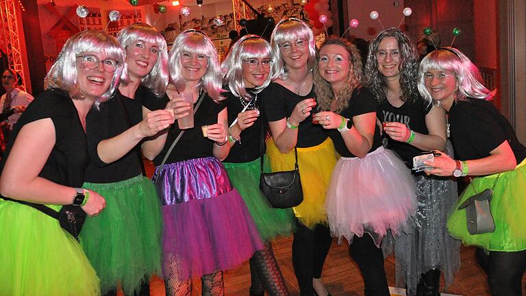 Mädels unter sich. Beim Altweiberfasching herrschte eine ausgelassene Stimmung. Mädels unter sich. Beim Altweiberfasching herrschte eine ausgelassene Stimmung.