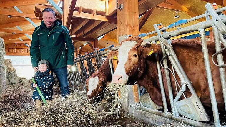 Theo Büttner bringt seinem&nbsp;Enkel Hannes die Landwirtschaft näher.