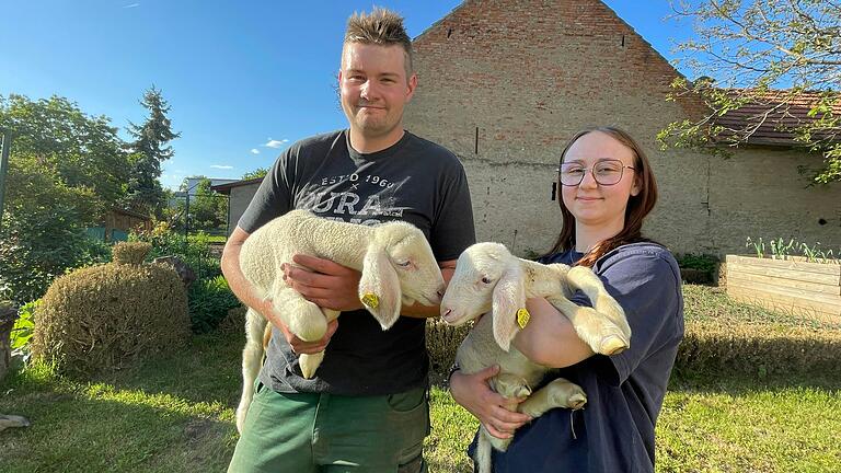 Freuen sich über den Nachwuchs, aber die Angst ist nicht verflogen nach der schrecklichen Tat: Pauline-Elisabeth Neeb und Stephan Treutlein aus Kolitzheim wissen jetzt auch, dass ihre Merinoschafe getötet wurden. Freuen sich über den Nachwuchs, aber die Angst ist nicht verflogen nach der schrecklichen Tat: Pauline-Elisabeth Neeb und Stephan Treutlein aus Kolitzheim wissen jetzt auch, dass ihre Merinoschafe getötet wurden.
