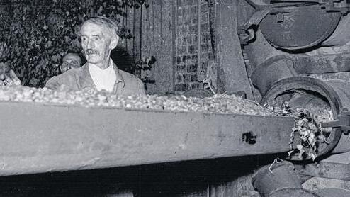 Das Herz der Gasanstalt: „Herr Kuhn im Ofenhaus“ hat die Energieversorgung dieses historische Bild betitelt, entstanden um 1950. Das Herz der Gasanstalt: „Herr Kuhn im Ofenhaus“ hat die Energieversorgung dieses historische Bild betitelt, entstanden um 1950.