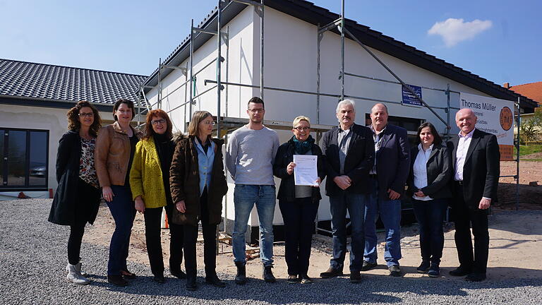 Gruppenbild anlässlich der Übergabe des Leader-Fördermittelbescheides für das Dorfgemeinschaftshaus in Langenleiten (von links): Anne Keßler (Koordinatorin der Stiftung), Antje Voll (Stiftungsrat), Rosa Strauss-Carl (Stiftungsrat), Ursula Schneider (Regionalmanagement), André Keßler (Stiftungsvorstand), Brigitte Schmidt (Stiftungsvorstand), Günther Schmitt (Stiftungsvorstand/Bauleitung), Walter Fürst (Amt für Ernährung, Landwirtschaft und Forsten), Bürgermeisterin Sonja Reubelt und Landrat Thomas Habermann. Gruppenbild anlässlich der Übergabe des Leader-Fördermittelbescheides für das Dorfgemeinschaftshaus in Langenleiten (von links): Anne Keßler (Koordinatorin der Stiftung), Antje Voll (Stiftungsrat), Rosa Strauss-Carl (Stiftungsrat), Ursula Schneider (Regionalmanagement), André Keßler (Stiftungsvorstand), Brigitte Schmidt (Stiftungsvorstand), Günther Schmitt (Stiftungsvorstand/Bauleitung), Walter Fürst (Amt für Ernährung, Landwirtschaft und Forsten), Bürgermeisterin Sonja Reubelt und Landrat Thomas Habermann.