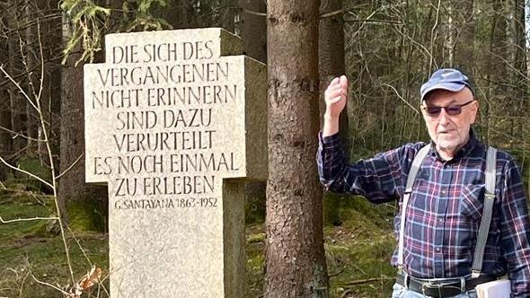 Walter Vorndran, hier an der zehnten Stele am „Kreuzweg der Nationen“, führte den Grenzgang Wildflecken. - Walter Vorndran, hier an der zehnten Stele am „Kreuzweg der Nationen“, führte den Grenzgang Wildflecken. Walter Vorndran, hier an der zehnten Stele am „Kreuzweg der Nationen“, führte den Grenzgang Wildflecken. - Walter Vorndran, hier an der zehnten Stele am „Kreuzweg der Nationen“, führte den Grenzgang Wildflecken.