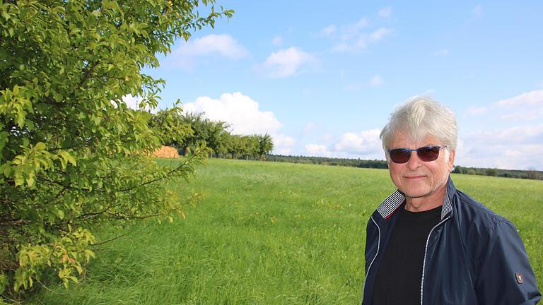 Roland Dunkel zeigt die Wiese, um die es beim jahrelangen Rechtsstreit ging. Mittlerweile hat er sie übergeben, deshalb darf dort aktuell gejagt werden. - Roland Dunkel zeigt die Wiese, um die es beim jahrelangen Rechtsstreit ging. Mittlerweile hat er sie übergeben, deshalb darf dort aktuell gejagt werden. Roland Dunkel zeigt die Wiese, um die es beim jahrelangen Rechtsstreit ging. Mittlerweile hat er sie übergeben, deshalb darf dort aktuell gejagt werden. - Roland Dunkel zeigt die Wiese, um die es beim jahrelangen Rechtsstreit ging. Mittlerweile hat er sie übergeben, deshalb darf dort aktuell gejagt werden.