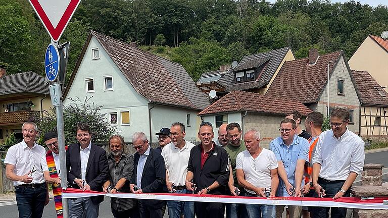 Der Geh- und Radweg Wittershausen - Aura ist fertig.       -  Der Geh- und Radweg Wittershausen - Aura ist fertig, das Band wurde durchtrennt.